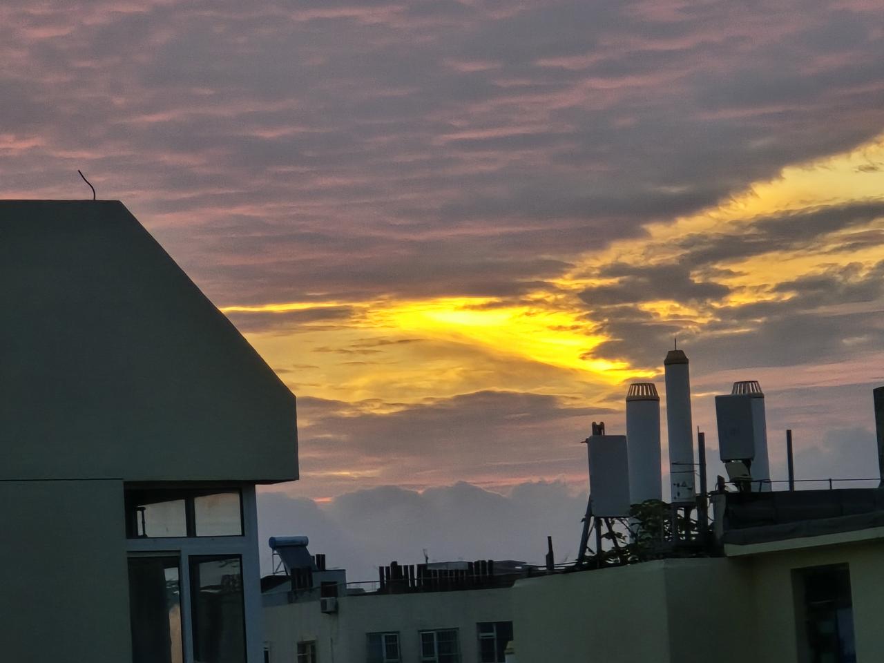 王铎：今天早晨5点5分，青岛上空的满天红霞。