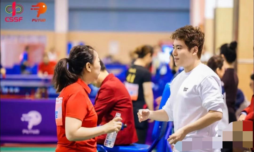 梁靖崑秒变梁指导——心平气和帅气十足 指导到位
11月25日，梁靖崑参加乒乓球