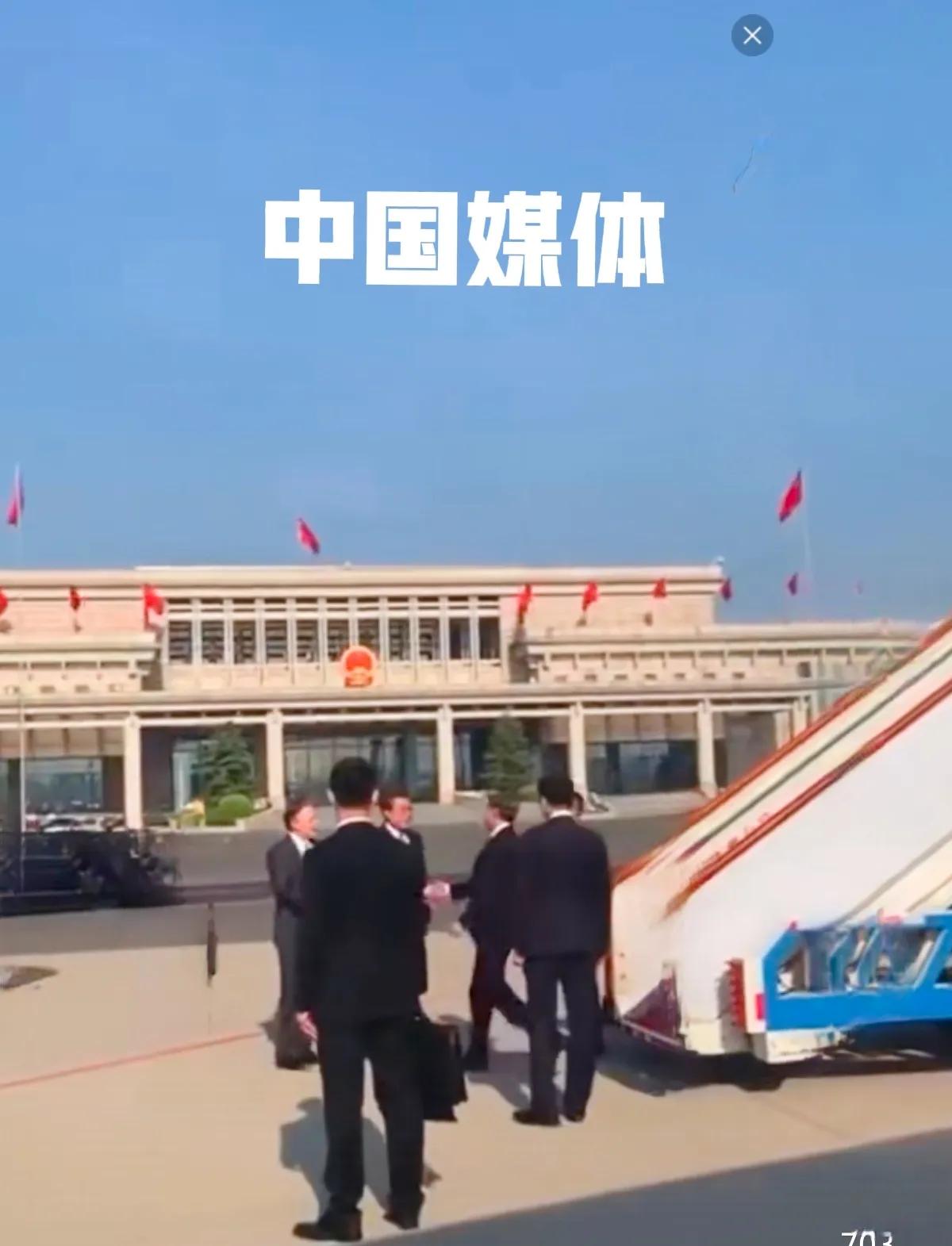 不同媒体报道布林肯访华时北京的天空颜色，正好反映出他们当下各自真实的心情。

只