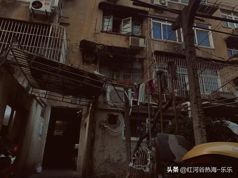 现在抄底老破小的人那么多，老破小的房价也没涨起来。
这里面很关键的一个点。
就是