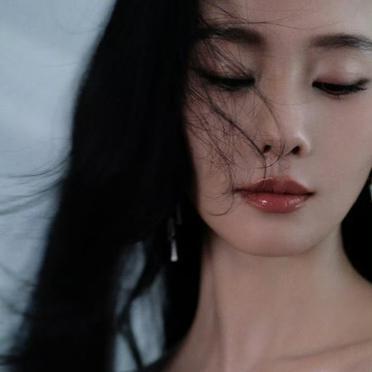 刘诗诗的仪态与清冷感被公认为内娱标杆。
她的脖子永远微微上扬，肩膀向后打开一个精