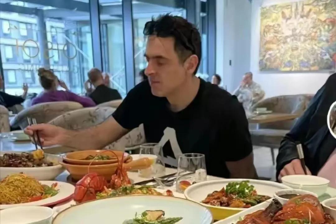 赵心童还是快教教奥沙利文用筷子吧！
好客中国，赵心童热情招待火箭，菜品够丰盛，就