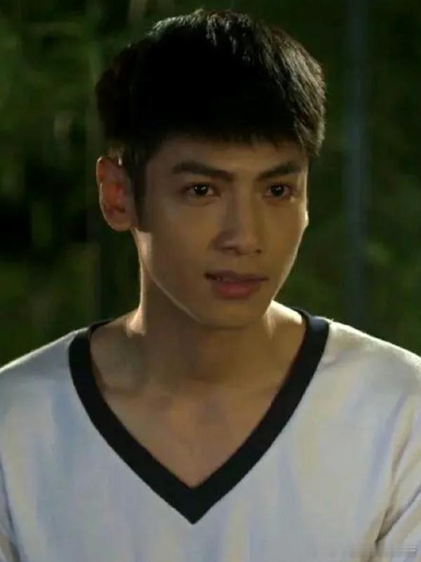 罗云熙的脸型进化史，do的好明显[二哈] ​​​