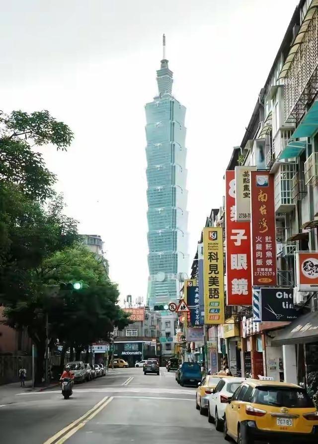 大家有没有发现一个怪事， 台湾 人均GDP都破了4万美元了，一季度GDP增速飙到