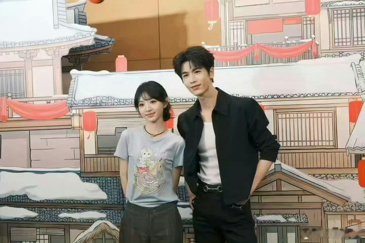 张凌赫田曦薇庆功宴合影《逐玉》不仅剧里好嗑，售后更是天花板，征玉CP锁死，钥匙我