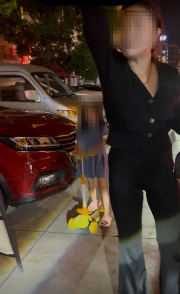 上海一对夫妻自驾到云南曲靖游玩，岂料途中一辆奔驰车挡住去路等人上车。等待约30秒