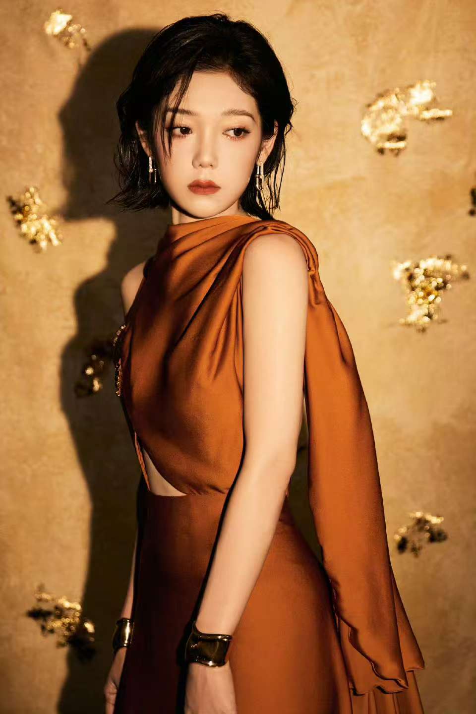 希林娜依高湿发礼服造型  看到这一回东方风云榜希林娜依高湿发礼服造型真的是把我惊
