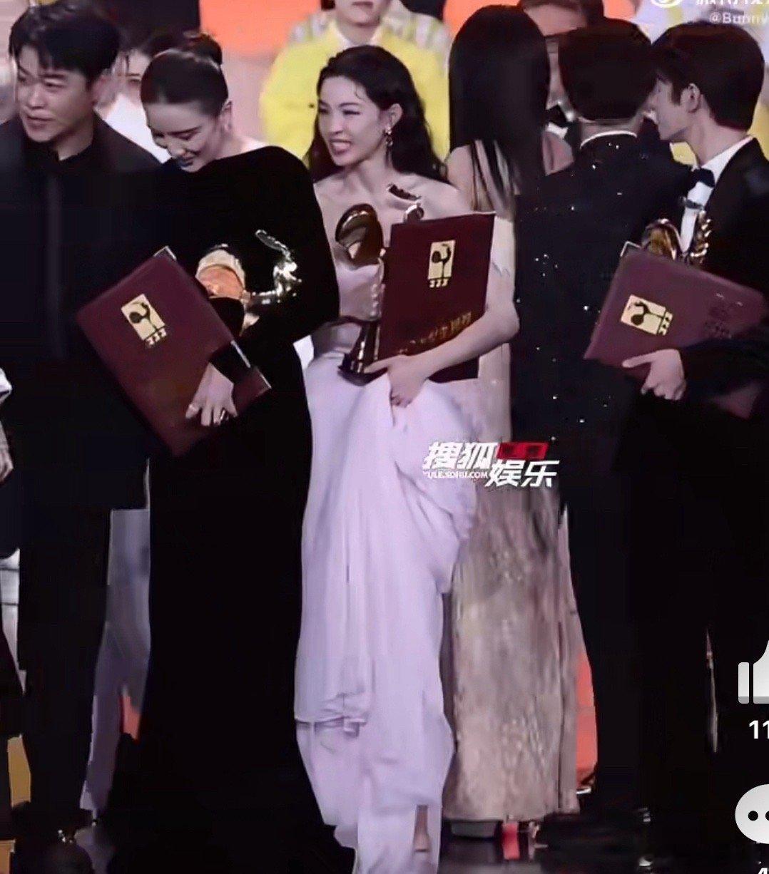 一开始（图1）钟楚曦确实是站在宋佳和易烊千玺后面的，结果最后位置都站定了，钟楚曦