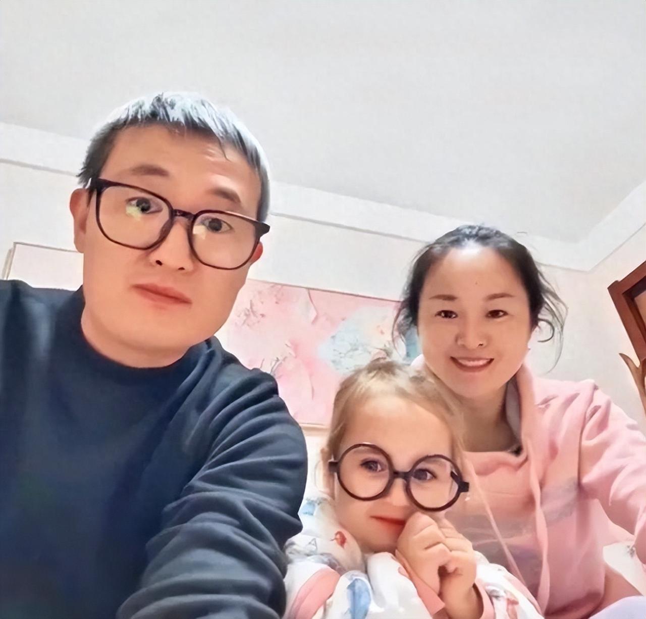 江苏一夫妻生出金发碧眼混血女宝，被怀疑"抱错了"？
 
夫妻俩都是地道的中国人，