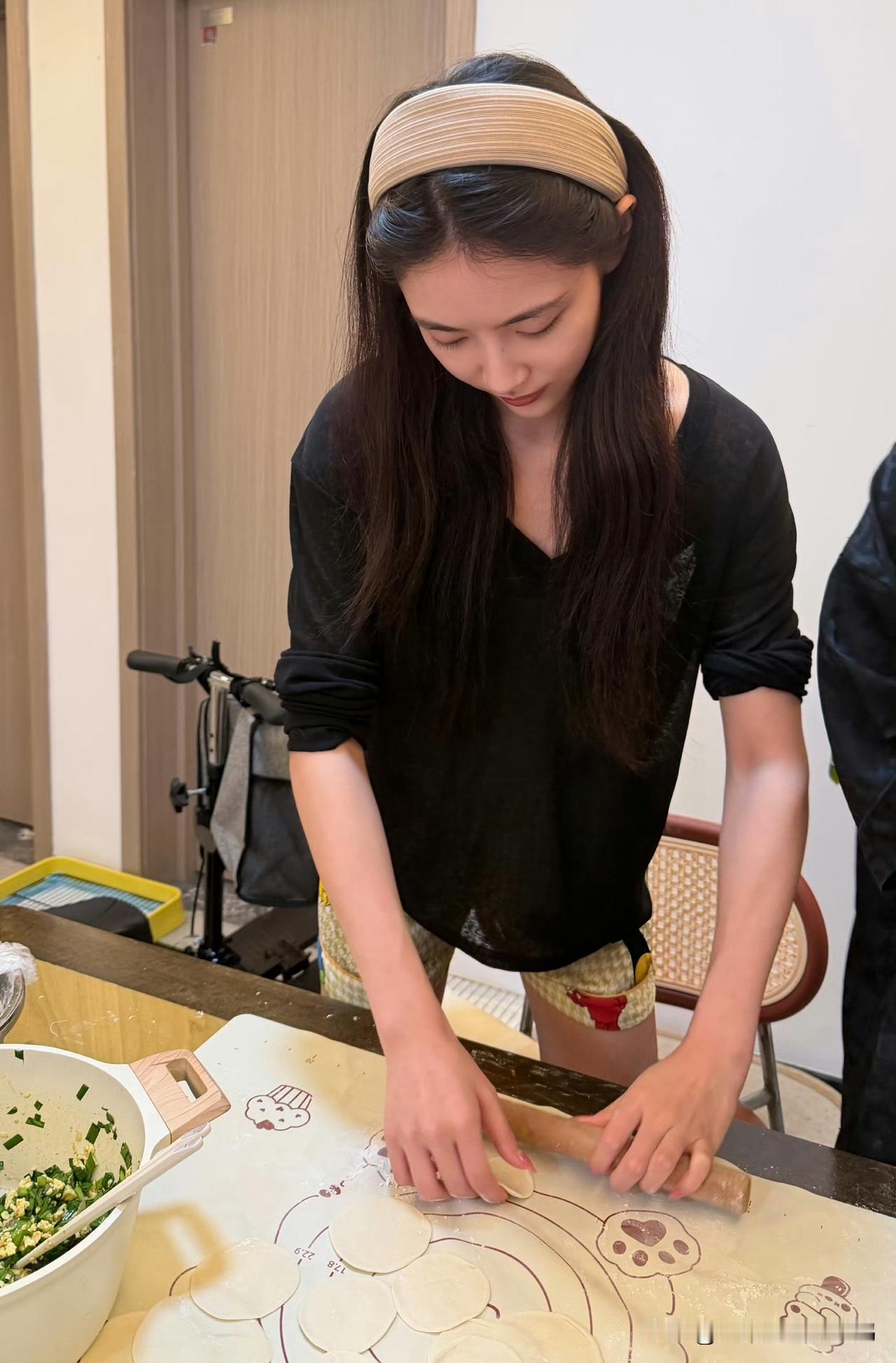 红毯拽姐秒变居家小厨娘！许佳琪素颜在家包饺子，穿卡通睡裤反差感拉满

许佳琪晒出