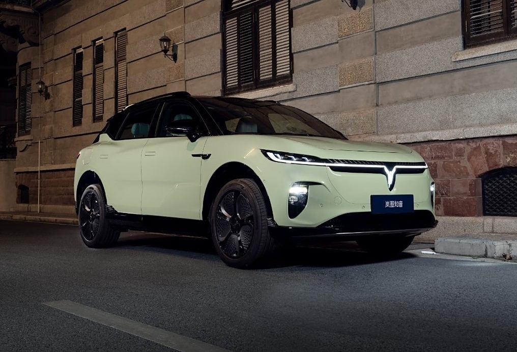 【岚图知音官图】
岚图官方发布了一组岚图知音的官图。新车定位中型纯电动SUV，将