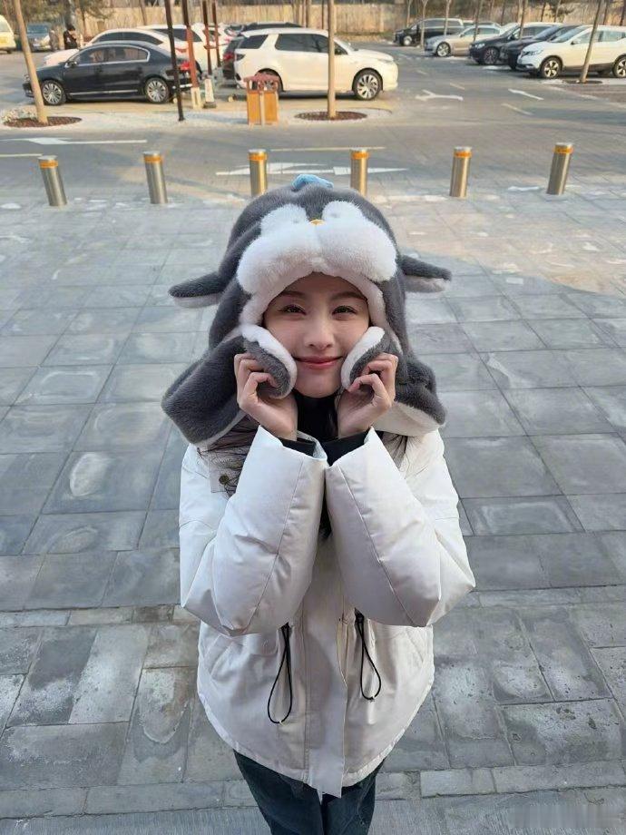 毛绒绒的陈都灵陈都灵毛绒绒的企鹅帽  毛绒绒的陈都灵，戴上毛绒绒的企鹅帽，咱就说