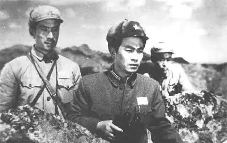 成荫导演把南征北战拍了两回，中间隔了整整二十二年。

我先把1952年的黑白片翻