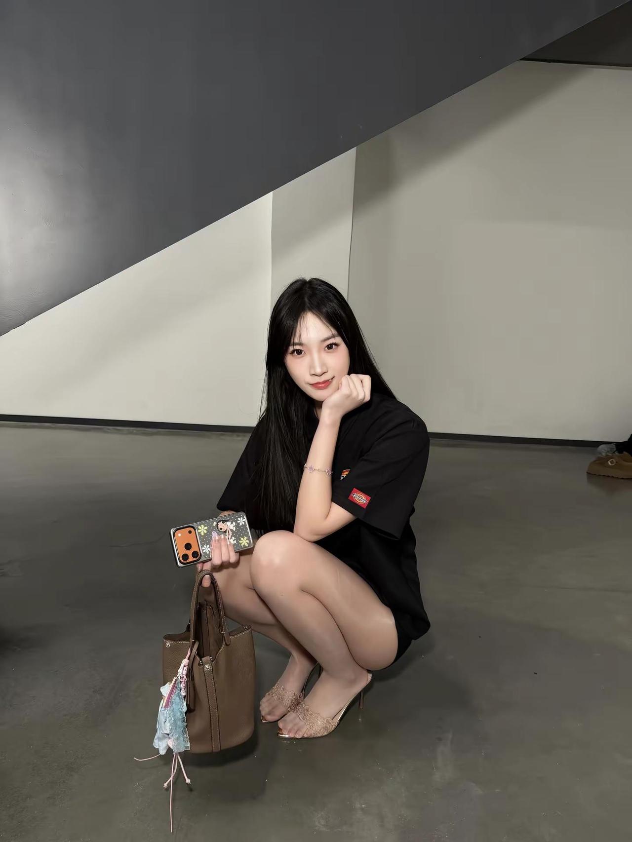 我用力去抓你的衣角 以为我挽留你结局就会改变