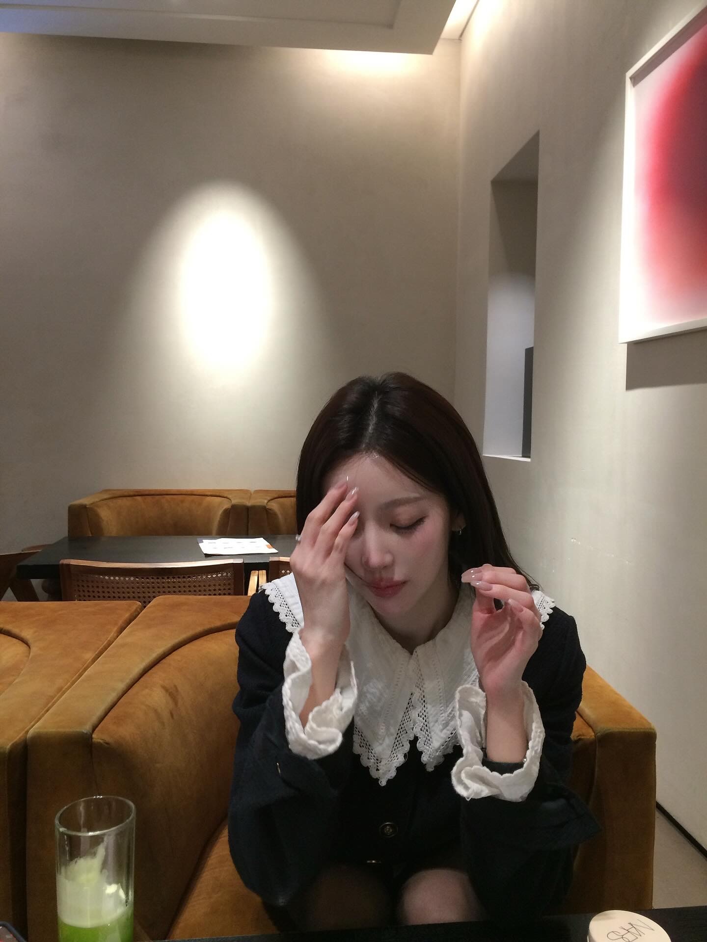 咖啡店拍照洪智允 