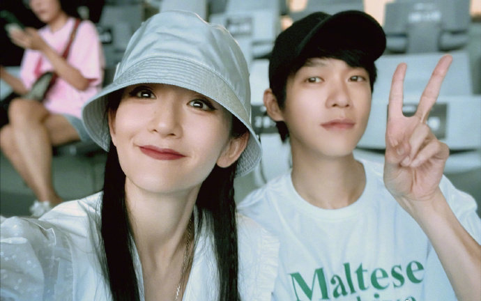 #谢娜魏大勋同框合照# 谢娜魏大勋同框合照📷 ，这是什么时期的大勋花[哆啦A梦