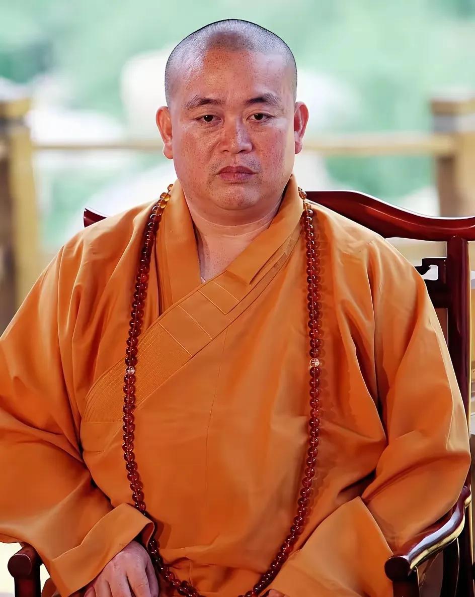 俗话说：“相由心生。”但是从面相上看，释永信目露凶光，这根本就不是一个会做慈善的