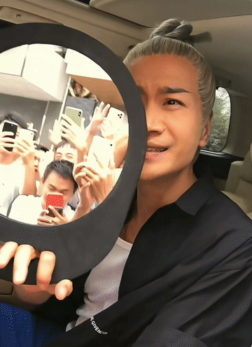 何晟铭好自然反手掏出一个镜子，笑亖 ​​​