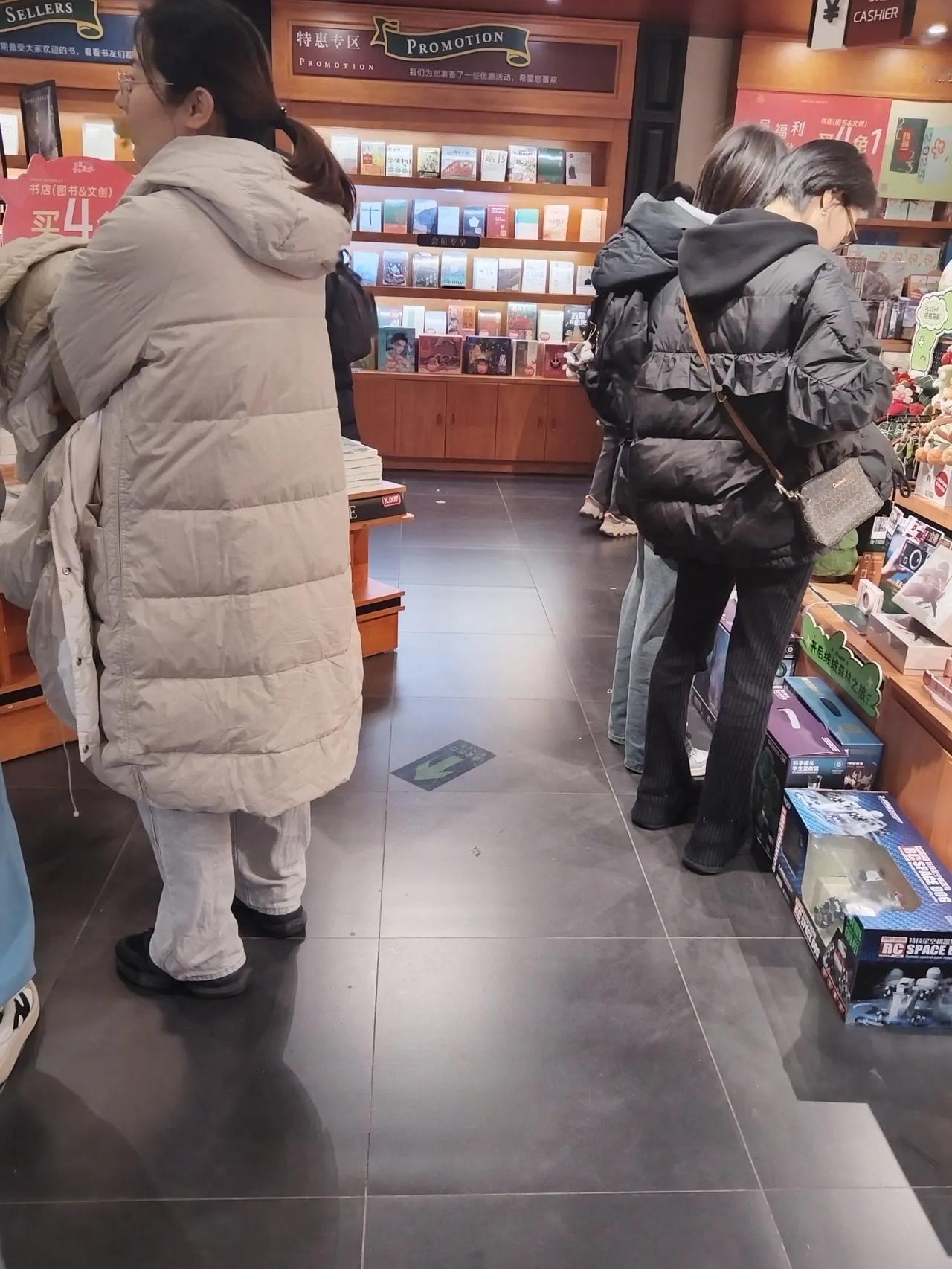 不去医院不知道病人多，不去书店不知道有多少爱书人，都说现在看书人少了来书店看看，