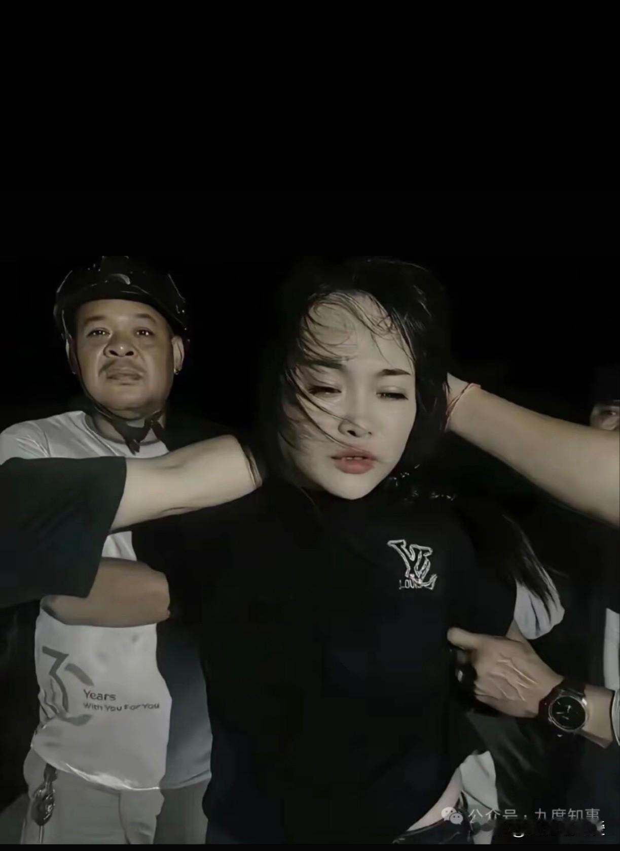 这下好了。

越南女子为爱跨国持枪劫狱，估计全网人都知道啦！

这两天手机都刷屏