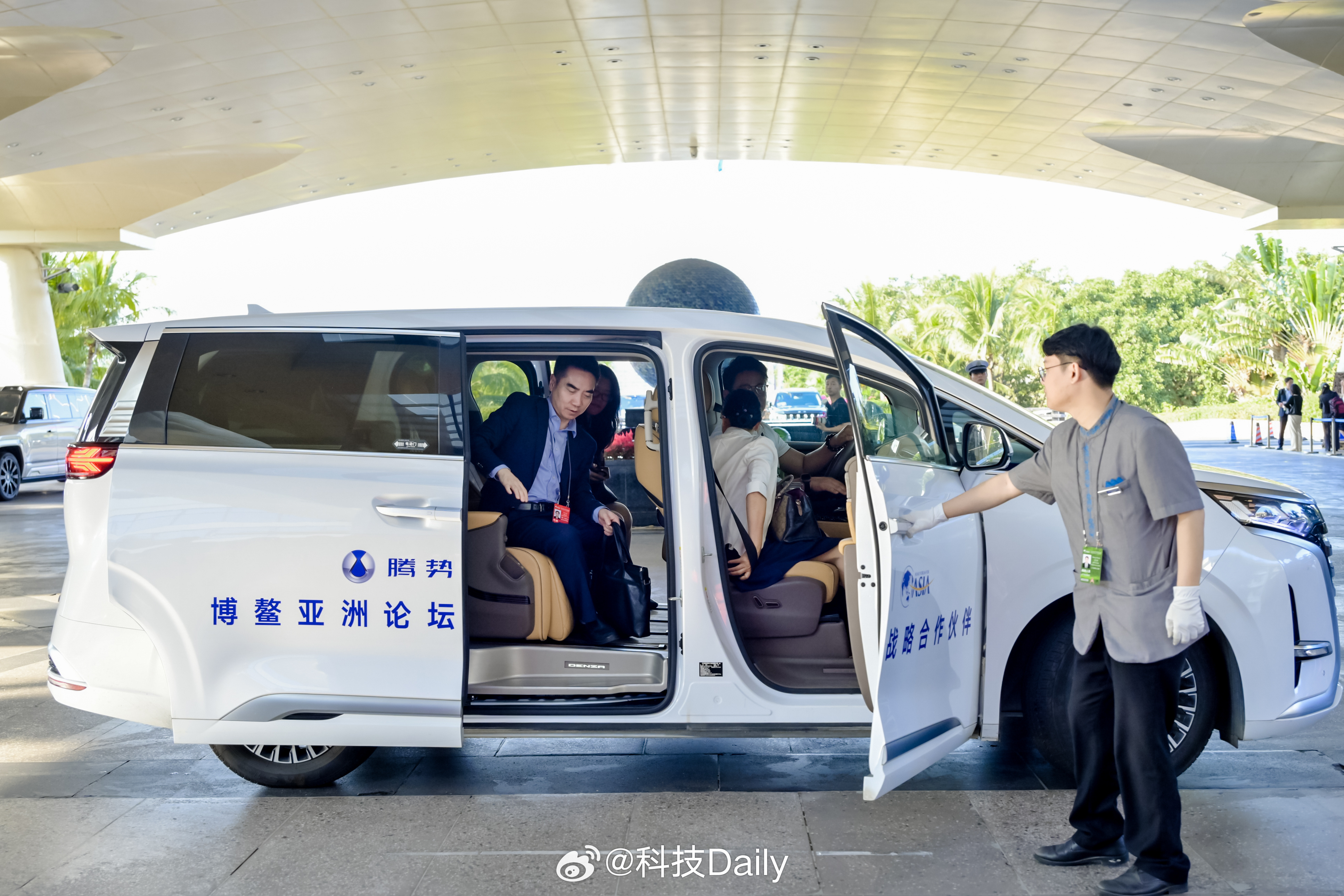 为博鳌贵宾保驾护航，腾势D9成为博鳌亚洲论坛国际政商名流尊享座驾。坐腾势 定局势