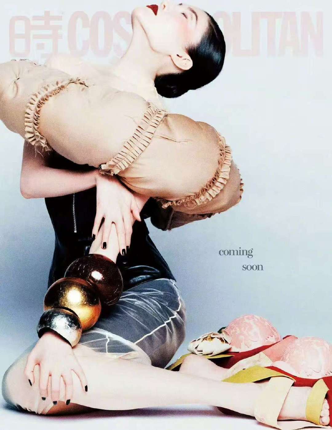 何穗COSMO裸背封面何穗COSMO3月刊裸背封面 哇这时尚表现力绝啦！ 