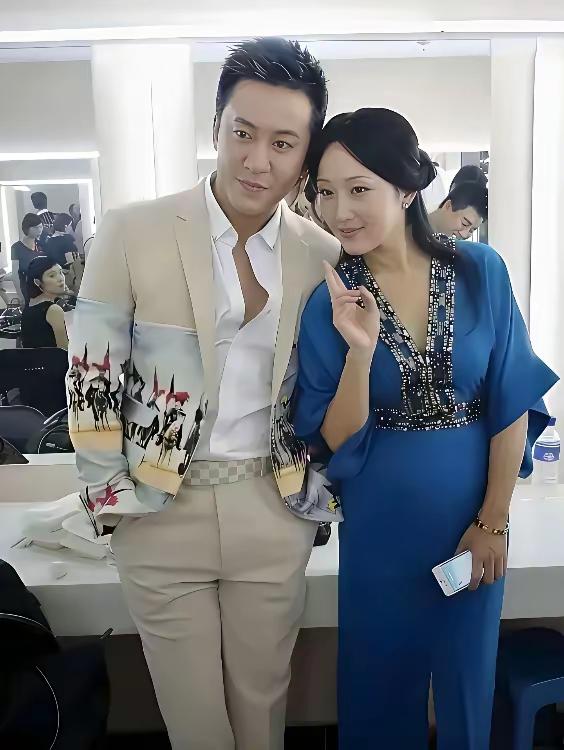 真是“金童玉女”啊，太般配啦！当年要是在一起就好了。
不得不说，也别喷他们。虽说