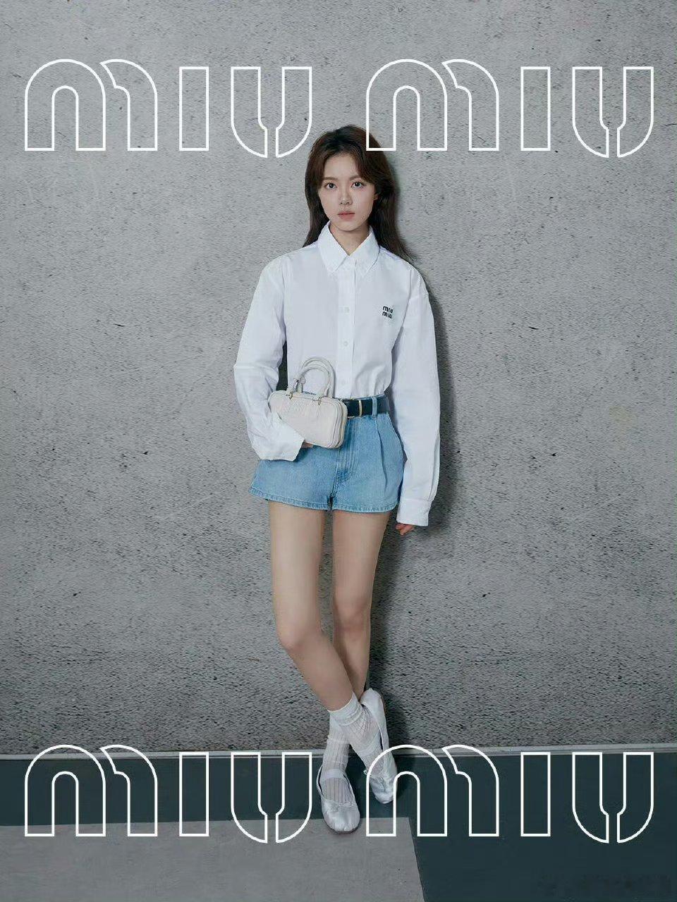 赵今麦这个海报 一下子脱离了土感 还挺震惊的。。。 ​​​