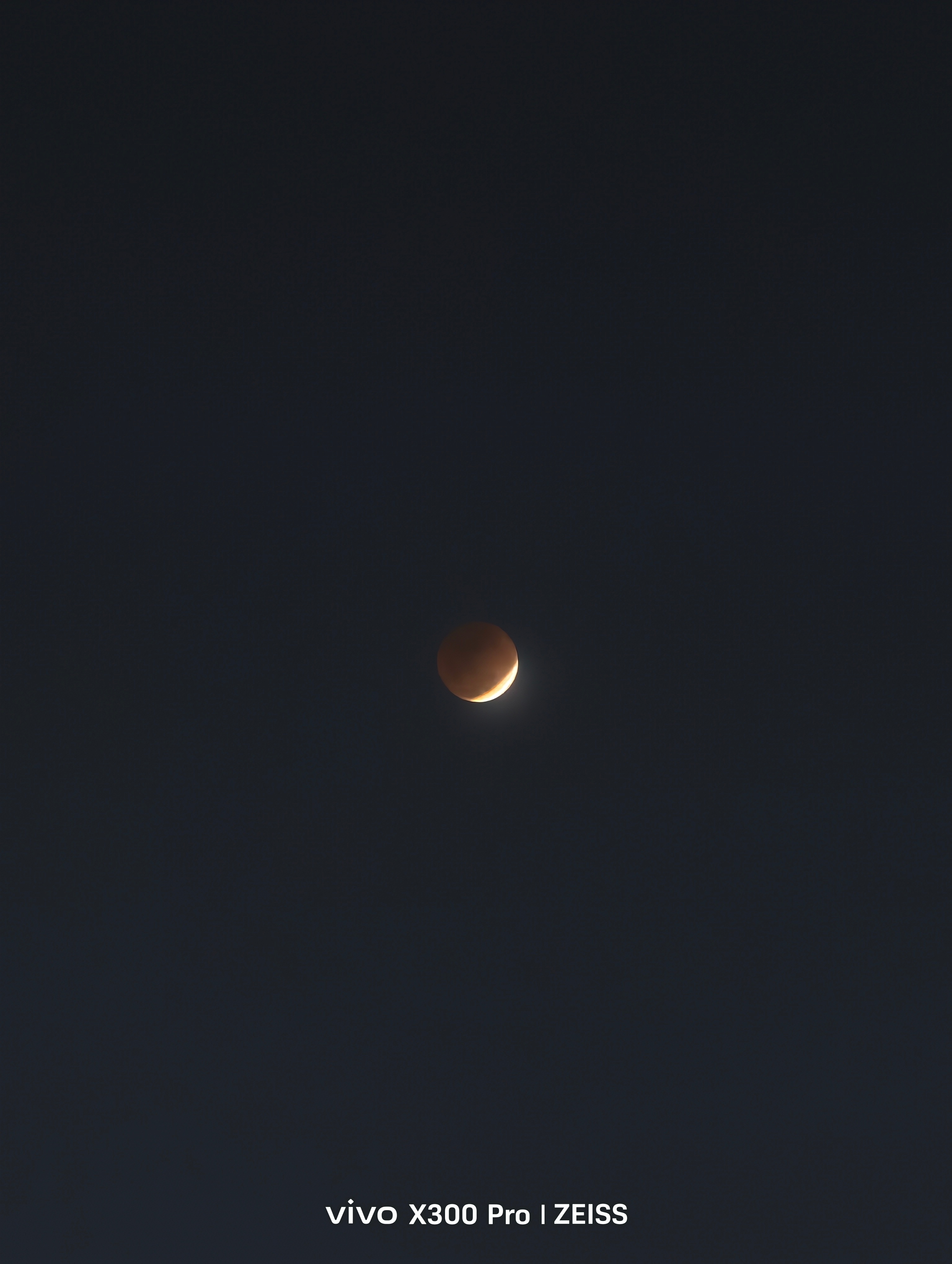 昨晚并没有等到完整版的血月，雾与霾之下显得太过昏暗尝试用vivo X300 Pr