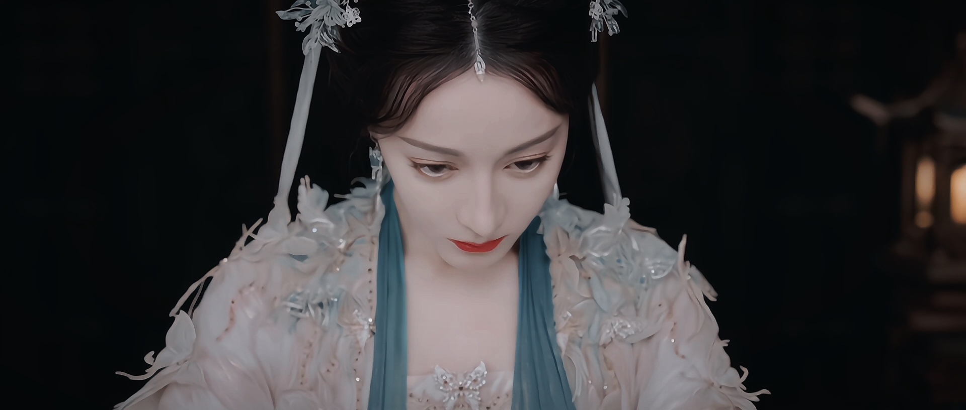 好喜欢这个抬眼前眉尾有微挑这个小小小细节，迪丽热巴面部肌肉控制这块我给到夯！意识