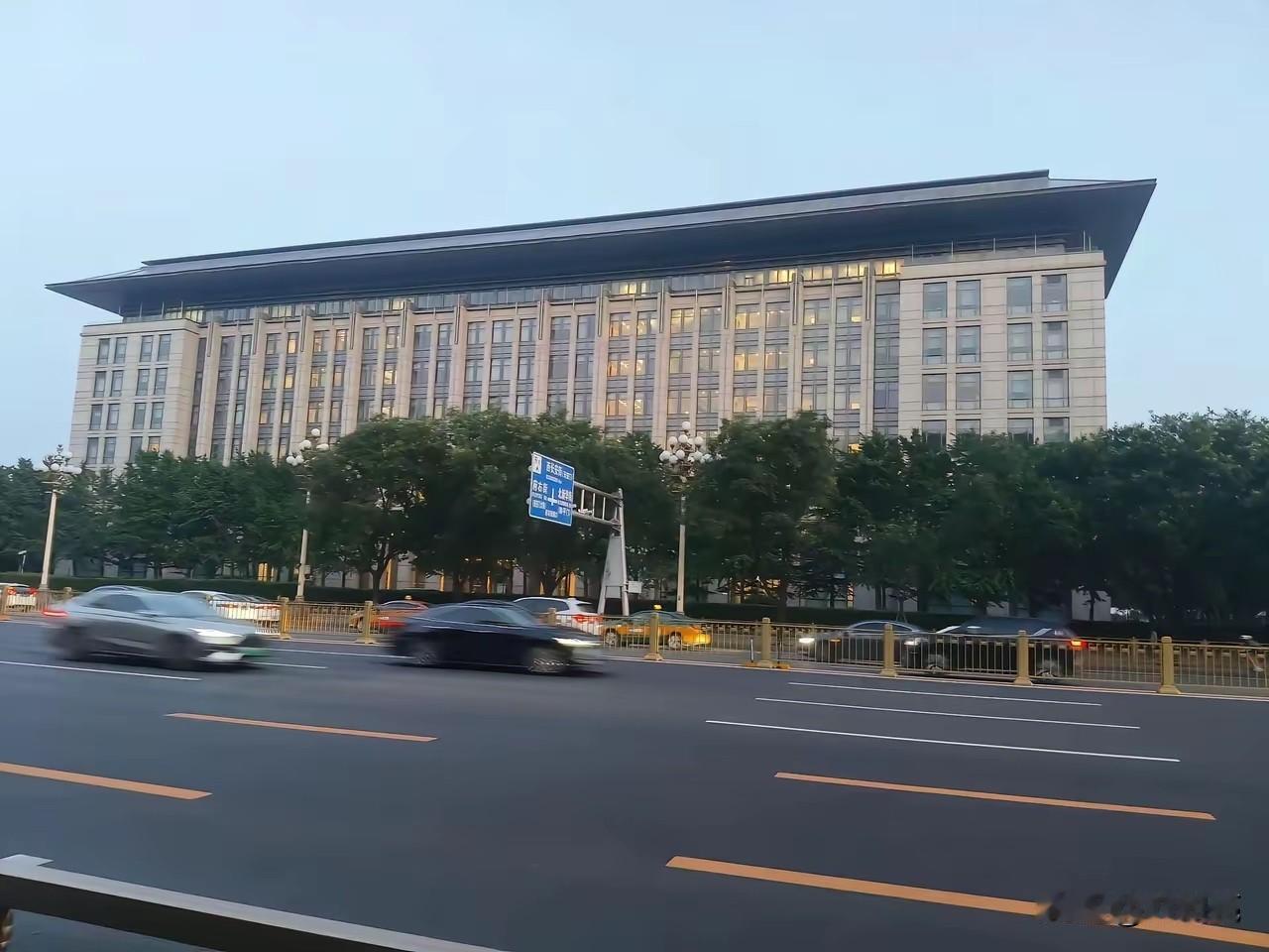 相信许多人都没见过这座大楼——中共中央组织部办公大楼！
坐落于北京长安街沿线，属