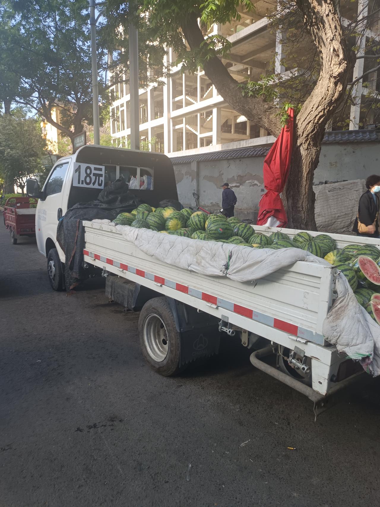 今年春季，西安街边西瓜零售价格1.8元，大家觉得贵不贵？西瓜批发零售