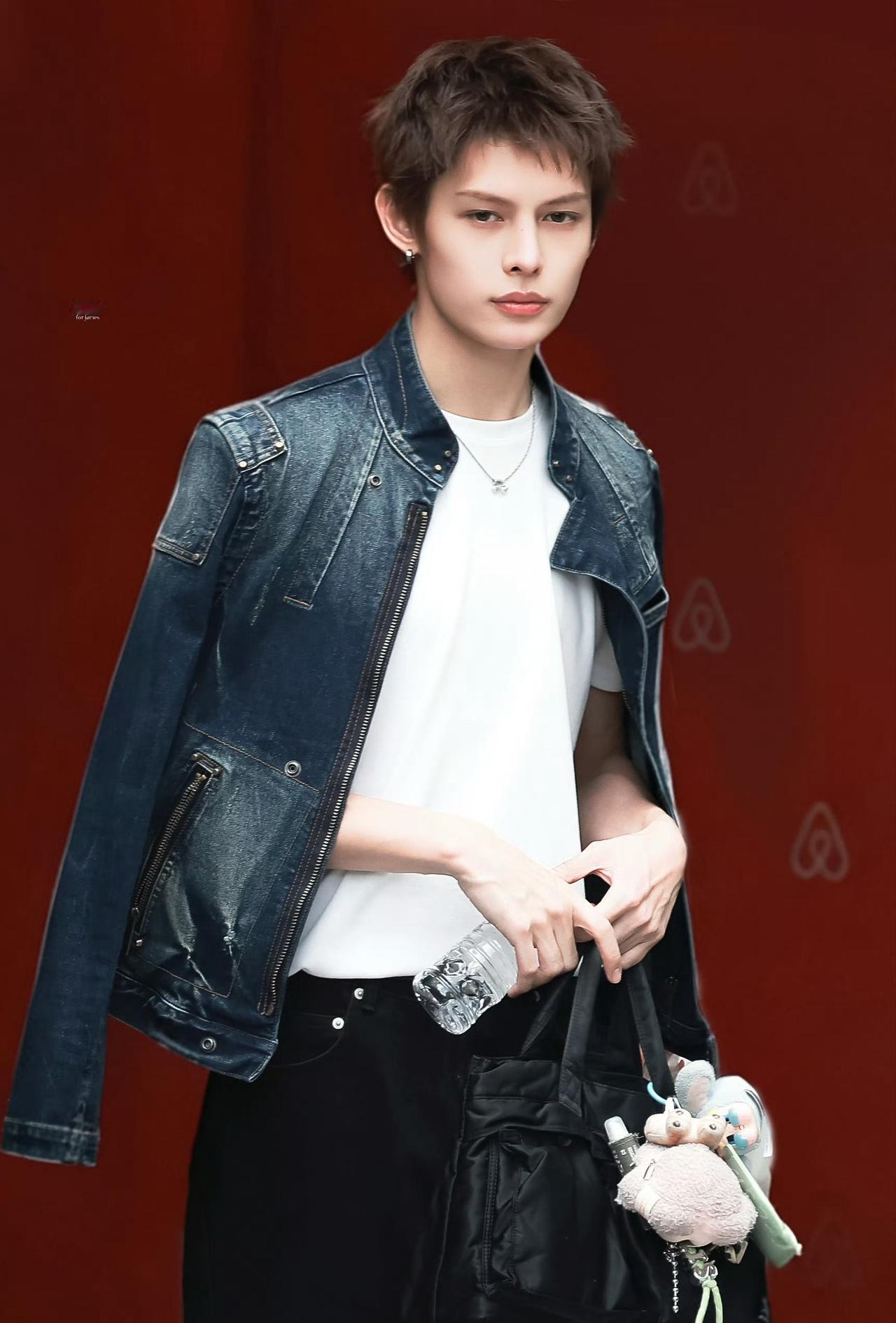 赵雨凡JAMES[超话]  [给你小心心]赵雨凡 

魅力比太阳还耀眼，挡都挡不