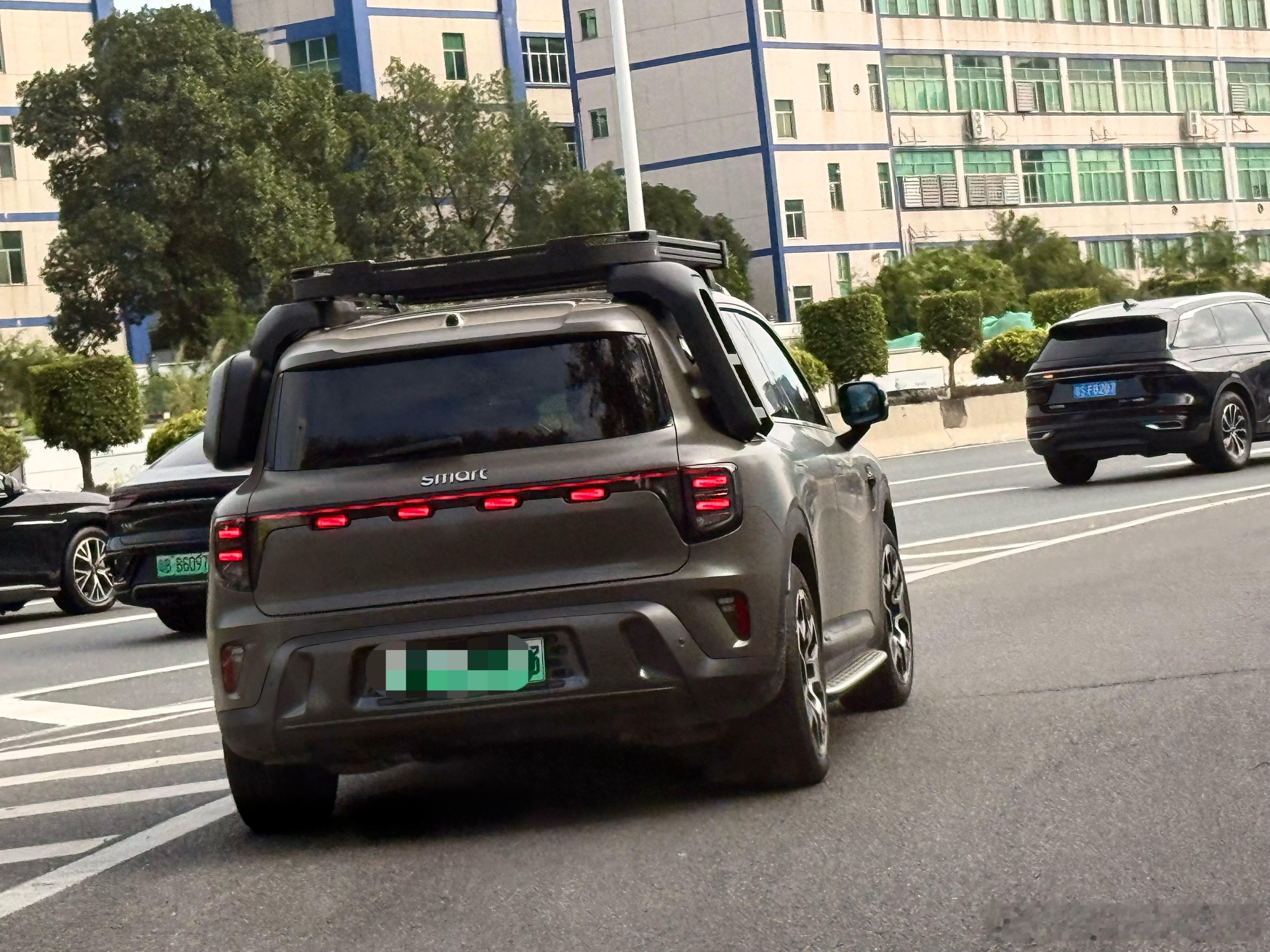 smart 精灵5加了车顶平台、侧爬梯、侧箱看起来还真挺野性的感觉放在15年前可