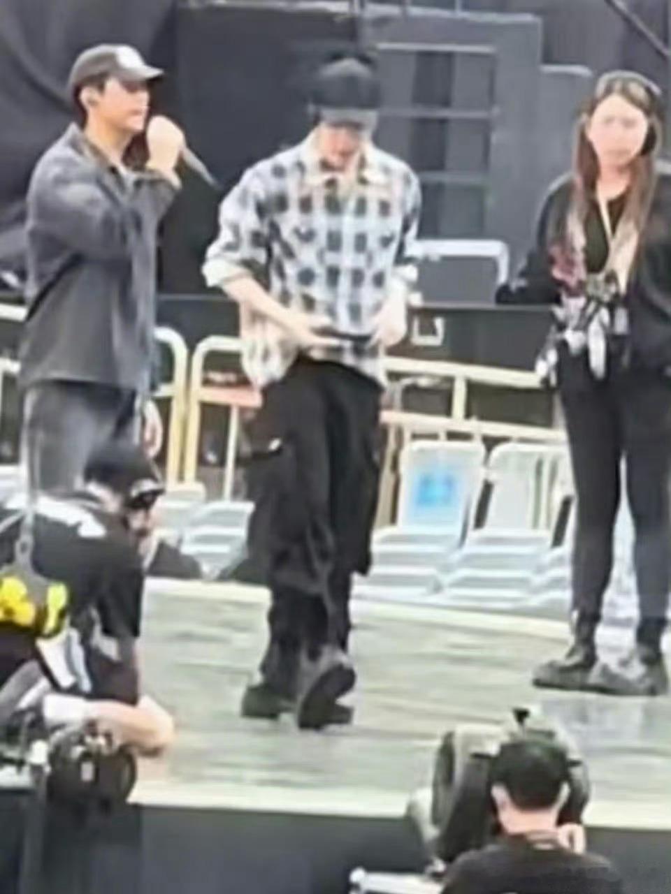 接李现追星运李现去五月天演唱会当嘉宾了，还有我不是大师全集有广，接一个事业运！ 