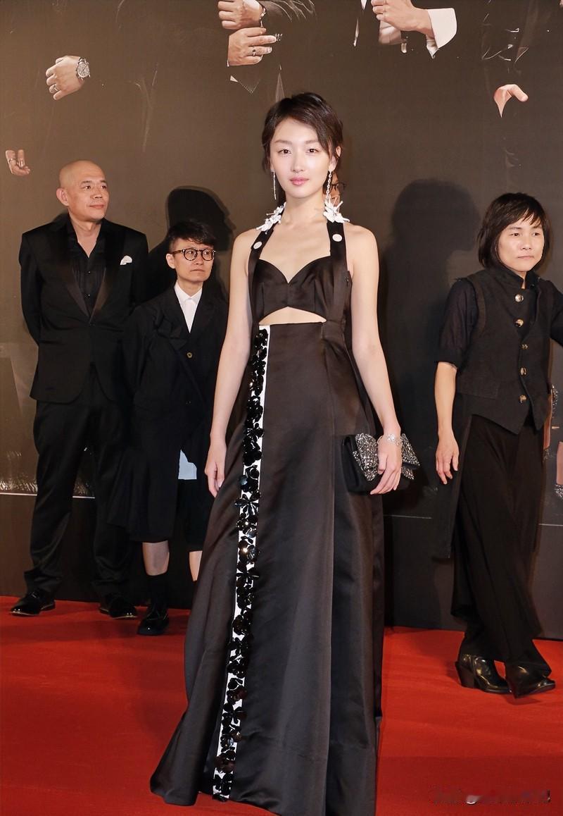 周冬雨这套造型像极了刘涛