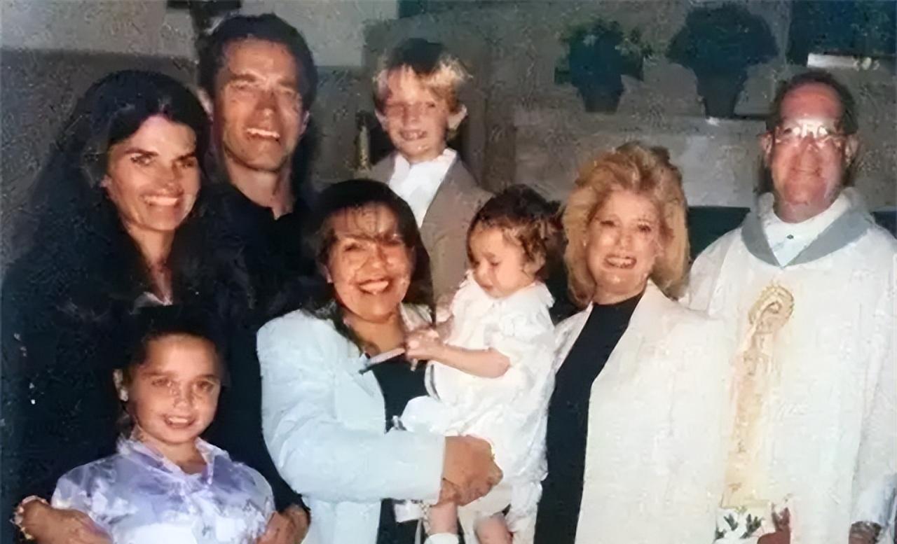 从贫民窟少年到加州州长，他用肌肉和意志改写命运；却在权力巅峰藏了个14年的秘密，