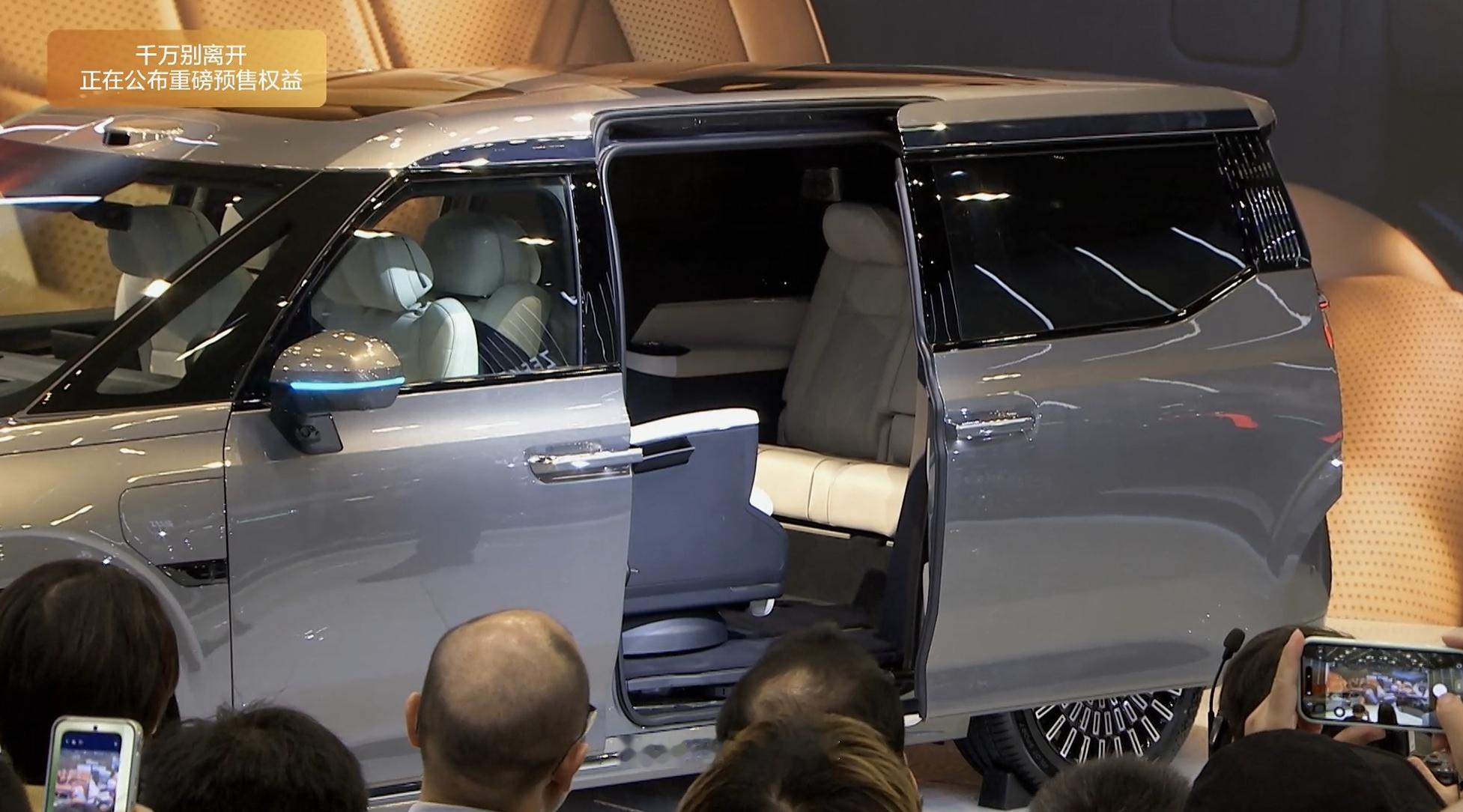 极氪009这次不叫“改款”，叫“焕新”，升级幅度值得这个前缀。商务接待的六座行政