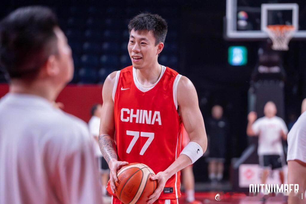 中日大战前给日本媒体给中国男篮贴标签，赵睿“红色重型坦克”，赵继伟“球场指挥家”