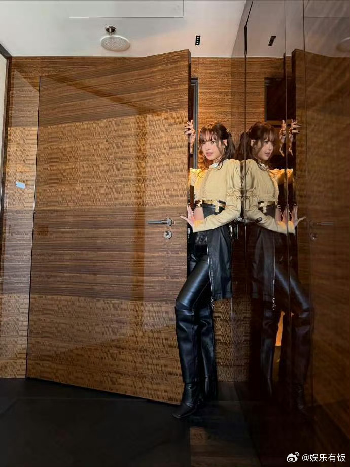 Lisa公主骑士一体机 Lisa社媒更新美照～既有公主的精致优雅，又有骑士的飒爽