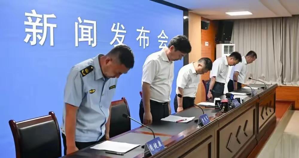 网上传龚宝东
是西政高材生、公务员，
其实都不是，他就是彭水一中毕业的社区网格员