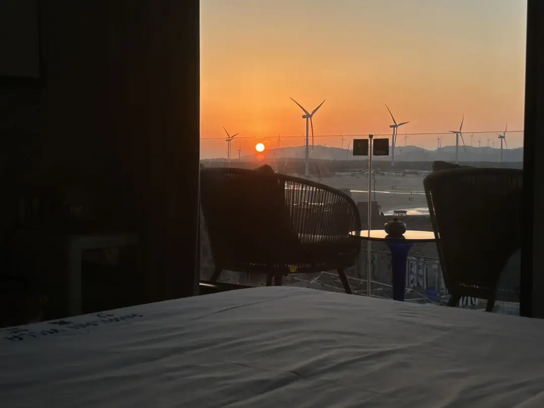 平潭海边日落｜风与海都温柔 落日熔金，海风轻拂 风车在山海间缓缓转动 ...