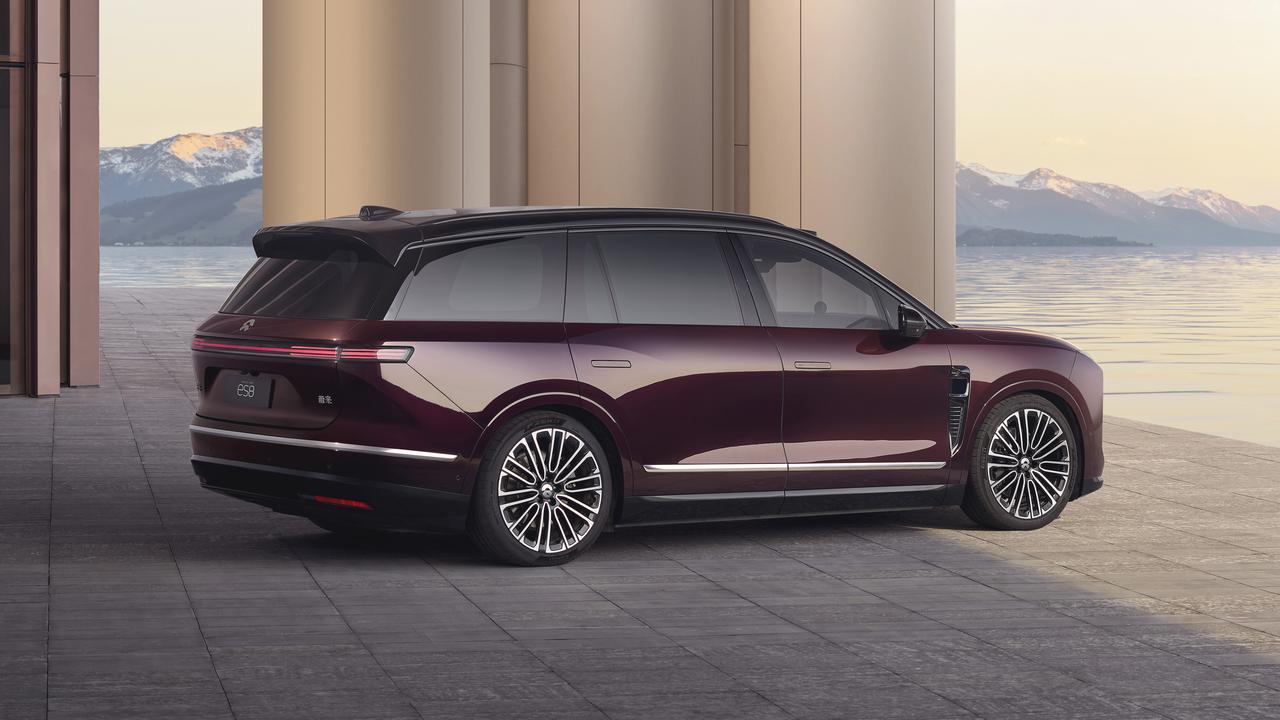 蔚来全新ES8推出一款新车色，M42星云红，选装价格1万元，以猎户座M42星云为