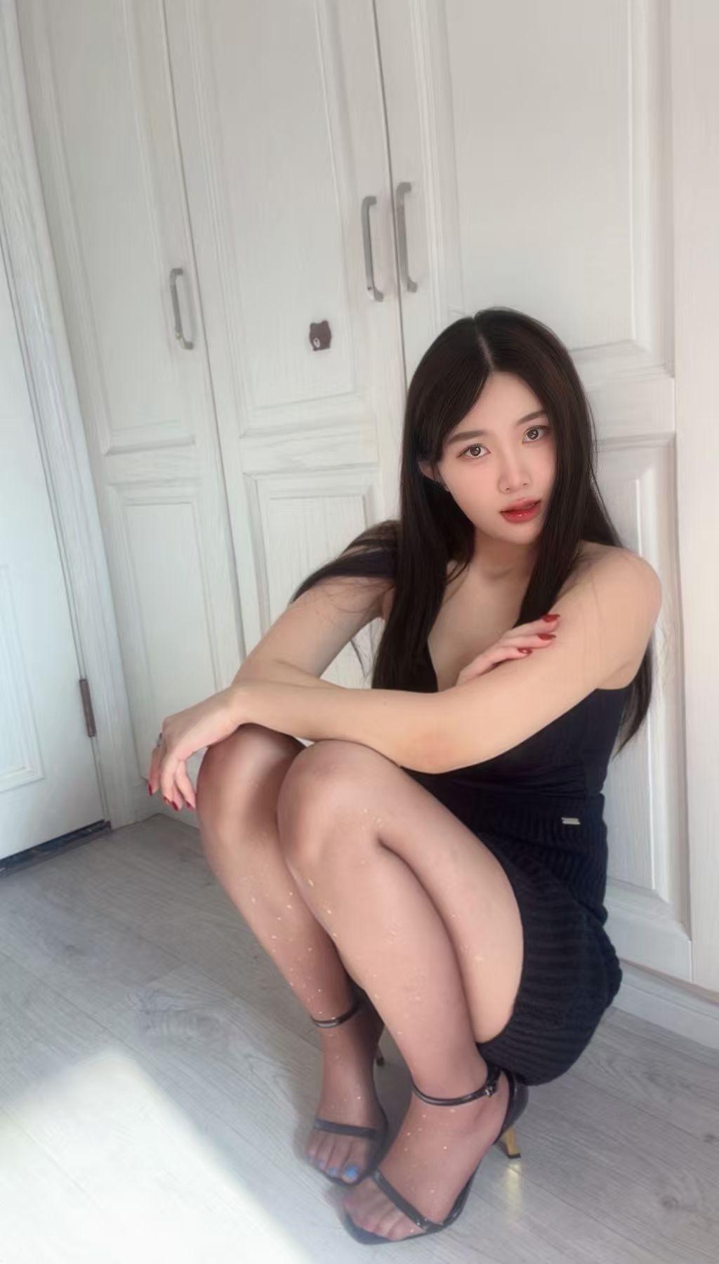 女人为什么喜欢穿黑袜裤显得神秘性感呀