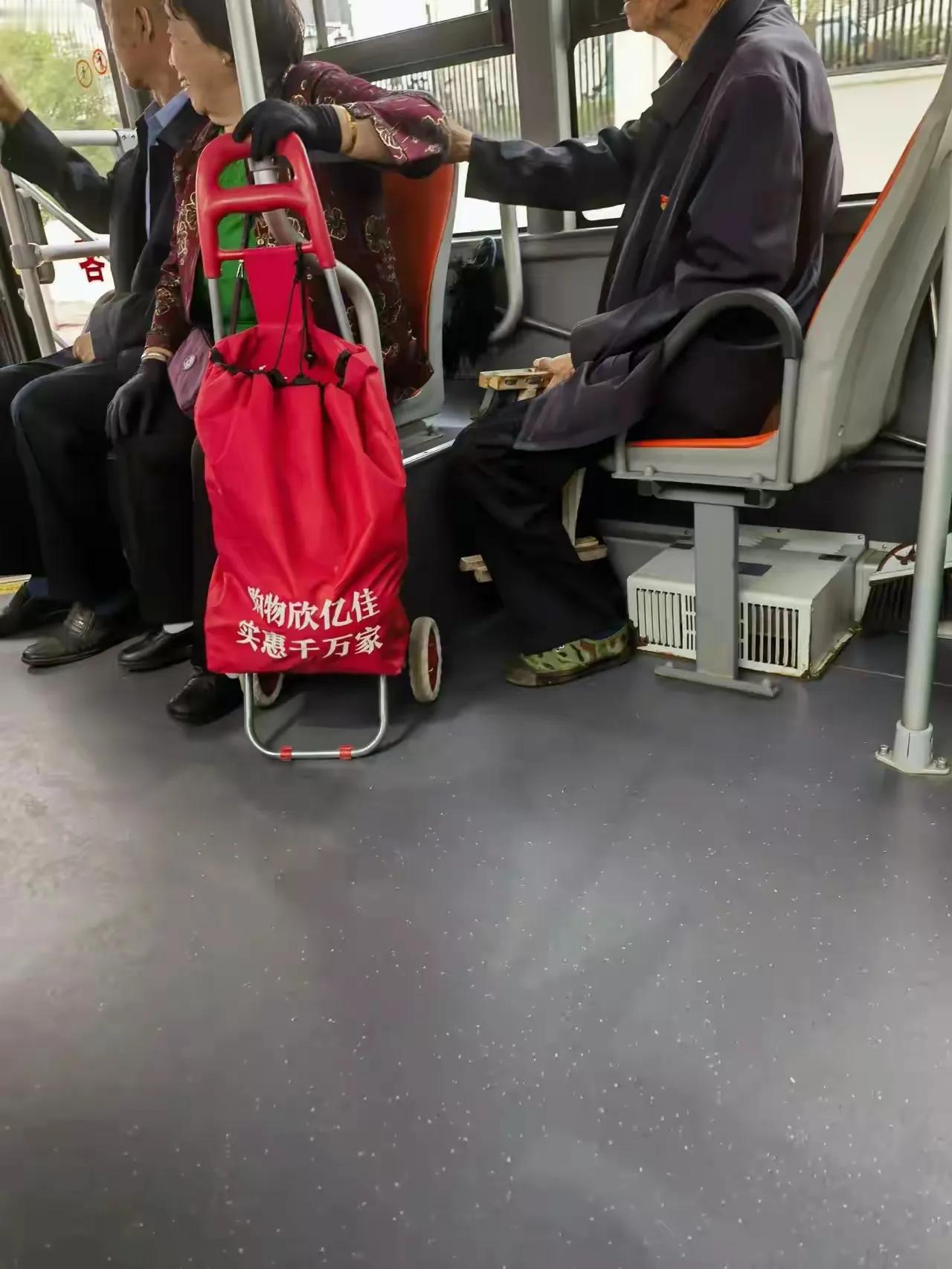 今天早上我坐公交车上班的时候，看见一位白发苍苍的老大爷，进站上车时差点被跘倒了，