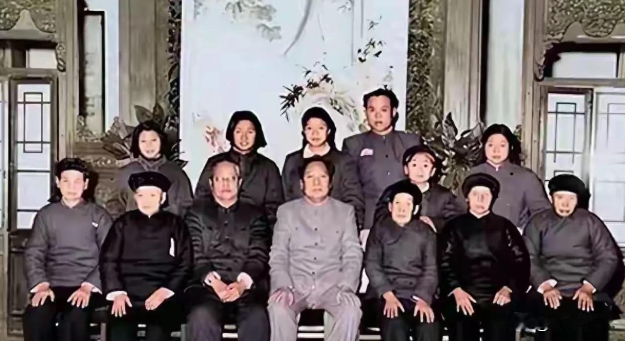 珍贵老照片！一睹毛主席一家人真实容貌，铭记满门忠烈家国情
 
这才是毛主席一家人
