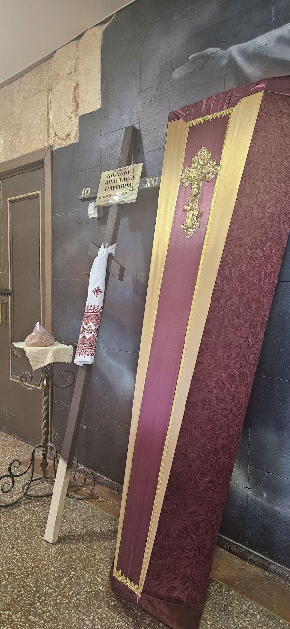 这篇报道详细描述了乌克兰海军陆战队下士阿纳斯塔西·科林科的葬礼。她曾参加2022