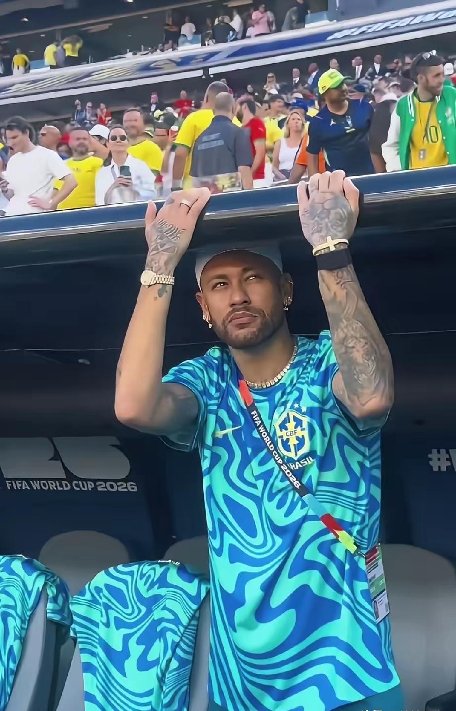 现在看内马尔踢球，心里挺不是滋味的。三十好几的人了，但凡上场就让人捏把汗——小腿