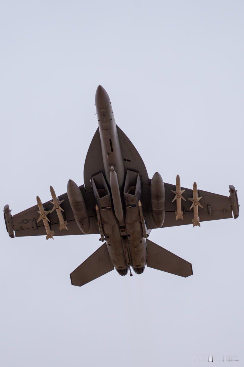 美国中央司令部发布了美军F/A-18“大黄蜂”、F-16“战隼”和F-35“闪电