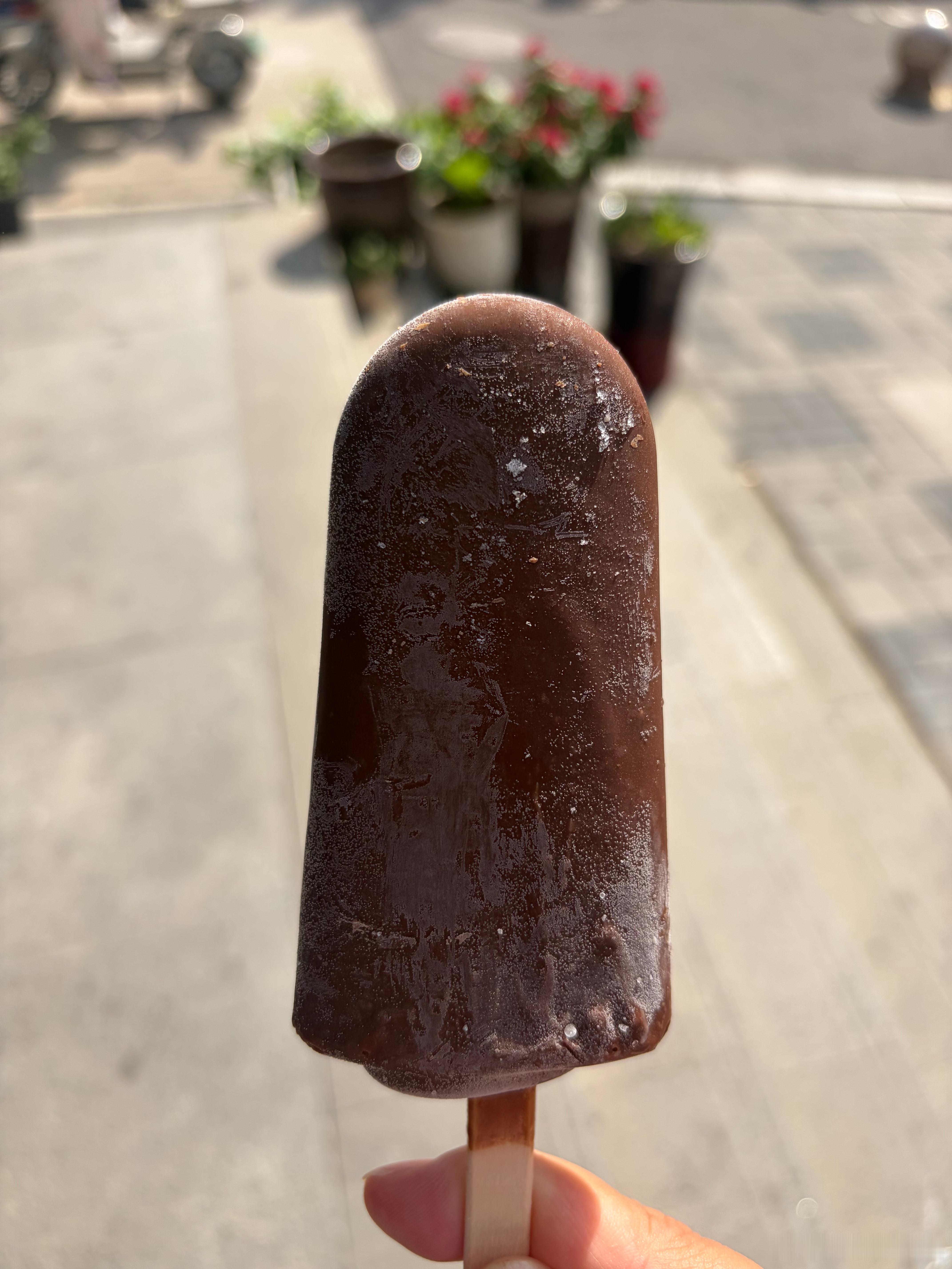 独乐乐不如众乐乐，给他们一人买了一个苦咖啡，板面店老板娘对烟酒店老板说，老顾发工